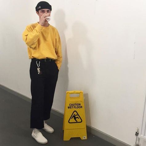 Yellow Outfit Men, Kids Fashion Trends, Men With Street Style, Men Street, Mens Fashion Trends, Fashion Mode, Mens Street Style, Aesthetic Outfits, Urban Fashion