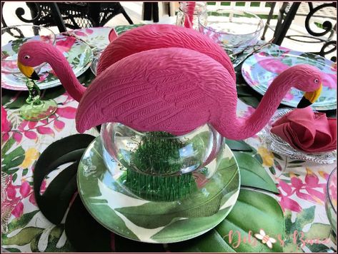 Flamingo Centerpiece Ideas Diy, Flamingo Table Centerpieces, Flamingo Tablescape, Flamingo Centerpiece Ideas, Flamingo Centerpiece, Dollar Tree Plates, Tree Plates, Flamingo Table, Folded Napkins