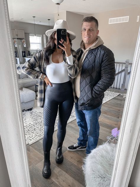 Couples Outfits Classy, Flannel And Leggings Outfit, Chunky Black Boots Outfit, Moto Leggings Outfit, Black Leather Boots Outfit, Black Chelsea Boots Outfit, Flannel And Leggings, Leather Boots Outfit, Outfits For Couples