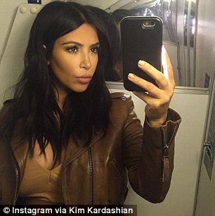 Kim Kardashian impersonator shows how to master the pout in new video #dailymail Kim Kardashian Selfie, Kim Kardashian Hair, Kardashian Hair, Hair Colorful, Robert Kardashian, Fresh Haircut, 2015 Hairstyles, Cut Her Hair, Big Chop