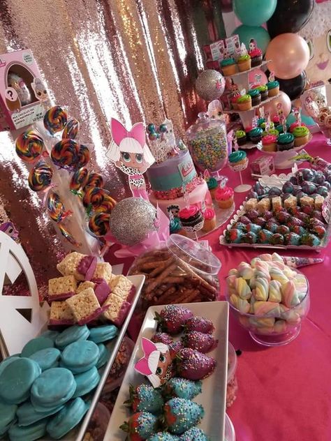 Lol surprise Dolls candy table Lol Doll Party Food, Lol Surprise Food Ideas, Lol Surprise Dolls Party Ideas Food, Lol Birthday Party Ideas, Lol Surprise Dolls Party Ideas, Birthday Candy Table, Suprise Birthday, Lol Doll Cake, 7th Birthday Party Ideas