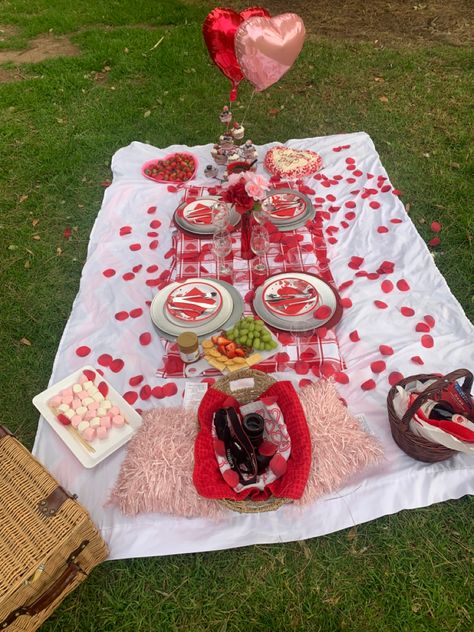 Valentine Picnic Photoshoot, Romantic Picnic At Home, Picnic San Valentin, Valentines Day Picnic Ideas, Piknik Ideas, Valentines Day Picnic, Valentine Picnic, Galentines Picnic, Valentines Picnic