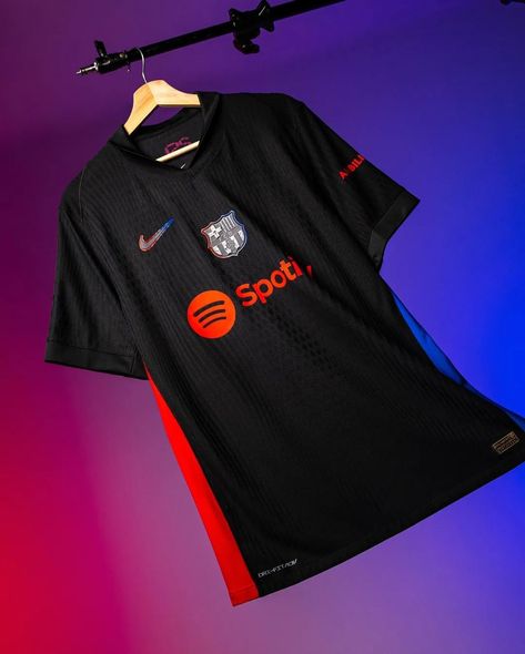 Camisa Barcelona Away 24/25 🇪🇸 Disponível aqui na @lojanightfutsports! 💥 Pague 2 Leve 3 + Frete Grátis! 🔥 Acesse nosso site e garanta já a sua! 🛒 www.nightfutsports.com.br . . . #futebol #camisadetime #barcelona #viscabarca #barça #lamineyamal #raphinha #lewandowski Barcelona Jersey 24/25, Home Screen Wallpaper Hd, Barcelona Jerseys, Xmas Wishlist, Team Apparel, Screen Wallpaper, Fc Barcelona, Bart Simpson, Liverpool