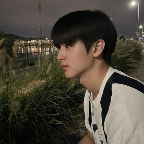 Guitar Boy, Kim Min-kyu, Cool Boy Image, Anime Guys Shirtless, Boy And Girl Best Friends, Aesthetic Guys, Photography Poses For Men, Boys Haircuts, Kim Min