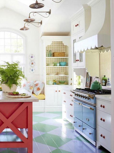 Kitchen Colorful Cottage, Decoration Shabby, Cottage Kitchens, Classic Kitchen, Kitchen Photos, Cottage Kitchen, Range Hood, Shabby Chic Furniture, Chic Furniture