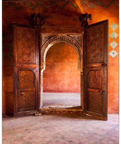 Marrakech doorway...Dar-Noujoum Designer: Bill Willis Marrakech Interior Design, Marrakech Interior, Marrakech House, Marrakesh Wedding, Moroccan Villa, Vintage Store Ideas, Studio Background Ideas, Morocco Interior, Photo Studio Design