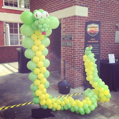 Snake balloon column Snake Balloon Arch, Jungle Balloon Column, Snake Balloon Animal, Reptile Balloon Garland, Snake Balloon, Gator Party, Snake Cake, Snake Cakes, Snake Birthday