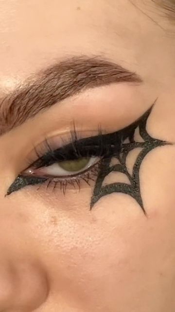 Eyeliner Looks For Halloween, Steampunk Eyeliner, Goth Liner Makeup, Witchy Makeup Ideas, Halloween Graphic Eyeliner, Lace Eyeliner, Skeleton Eyeliner, Witchy Eyeliner, Eyeliner Spider