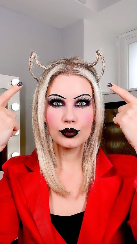 Devil Horn Makeup, Devil Hairstyles Halloween, Hair Horns Hairstyles, Devil Diy Costume Women, Devil Hairstyles, Diy Devil Horns, Horn Hairstyle, Devil Makeup Look, Devil Horn Hair