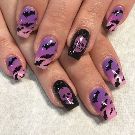 Get your nails ready for fright night with these DIY Halloween Nail Designs. Diy Halloween Nail Art, Halloween Nails Diy, Nail Art Halloween, Holloween Nails, Emerald Nails, Halloween Nails Easy, Halloween Acrylic Nails, Cute Halloween Nails, About Halloween