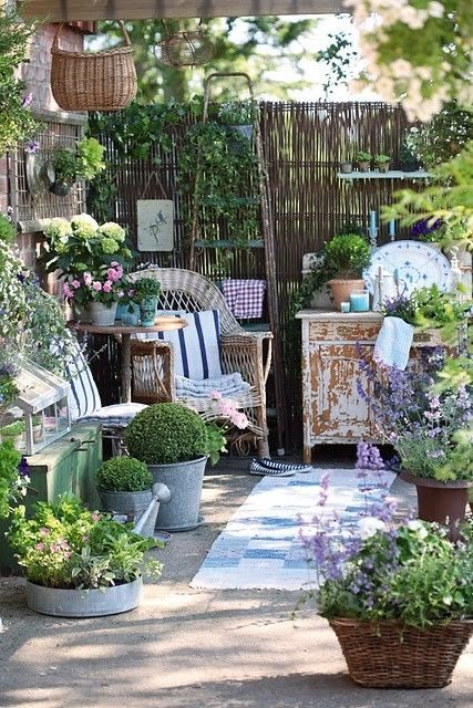 Taman Vintage, Letting Things Go, Shabby Chic Patio, Rustic Garden Design, Shabby Chic Garden Decor, Terrasse Design, Garden Nook, Terrace Decor, Shabby Chic Garden