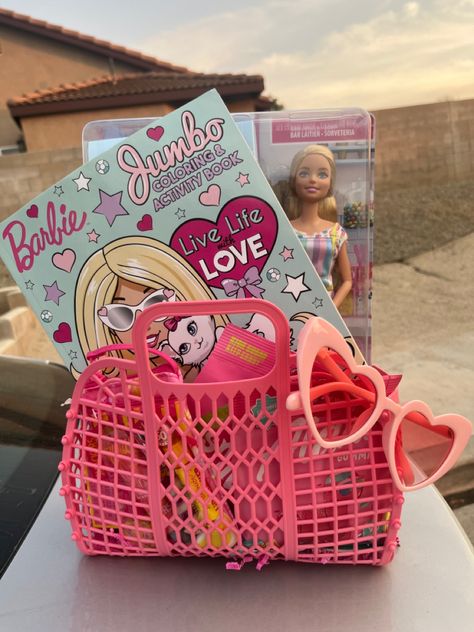 Barbie Basket Ideas, Barbie Easter Basket, Barbie Mood, Barbie Party Decorations, Barbie Theme Party, Barbie Gifts, Barbie Theme, Birthday Party Hats, Barbie Birthday