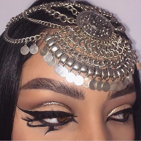 Pinterest: 900ks Belly Dance Makeup, Arabic Eye Makeup, Chain Headpiece, Arabic Makeup, Dance Makeup, Culture Day, Bridal Makeup Looks, Makeup On Fleek, Makeup Game