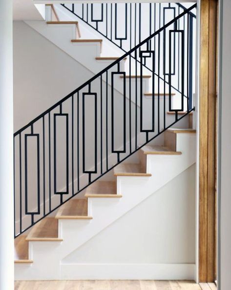 Reling Design, Staircase Molding, Stair Railing Ideas, درابزين السلم, Stairs Trim, درج السلم, Metal Stair Railing, Interior Stair Railing, Modern Stair Railing