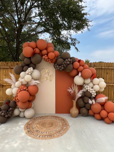 Rust Birthday Theme, Fall Boho Balloon Garland, Fall Inspired Balloon Garland, Autumn Wedding Balloon Arch, Fall Color Birthday Decorations, Orange And Beige Party Decor, Thanks Giving Backdrop Ideas, Outdoor Fall Balloon Arch, Fall Theme Balloon Garland