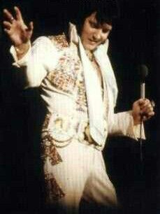 Hand gesture toward band Elvis Aloha From Hawaii, Elvis Presley Wallpaper, Joey Essex, Elvis Presley Concerts, Elvis Pictures, Aloha From Hawaii, Elvis Jumpsuits, King Elvis Presley, Elvis In Concert