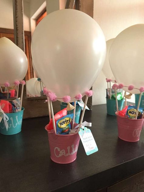 Air Balloon First Birthday Party, First Birthday Hamper Ideas, First Birthday Party Drinks, Hot Air Balloon Table Decorations, Hot Air Balloon Gift Ideas, Hot Air Balloon First Birthday Party, Hot Air Balloon Treats, Hot Air Balloon Themed Birthday Party, Give Aways Ideas Birthday