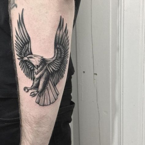 Tatuajes de Águilas sus significados y diseños imponentes Tattoo Ideas Eagle, Eagle Tattoo Forearm, Eagle Tattoo Ideas, Small Eagle Tattoo, Tattoo Eagle, Bird Tattoo Meaning, Tattoo Script Fonts, Hawk Tattoo, Girls With Sleeve Tattoos