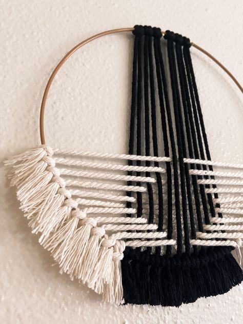 Macrame Hula Hoop, Macrame Circle Wall Hanging Tutorial, Hula Hoop Macrame Diy, Macrame Metal Hoop, Yarn Hoop Wall Hanging Diy, Macrame Hoop Tutorial, Macrame Hoop Diy Tutorial, Macrame Circle Diy, Macrame Brush