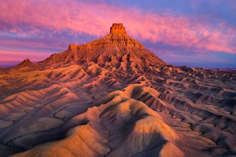 Ian Plant • Photographing The Colorado Plateau Desert  https://landscapephotographymagazine.com/2018/ian-plant-photographing-the-colorado-plateau-desert/  #f11 #f11forum #forum #f11news #photography #landscapephotography #landscapephotomag #LPM #landscapephotographymagazine #phototours #workshops #photoworkshops Colorado Plateau, Photo Dream, Photography Guide, Landscape Features, Sunset Colors, Drone Photography, Outdoor Photography, Landscape Photos, Monument Valley