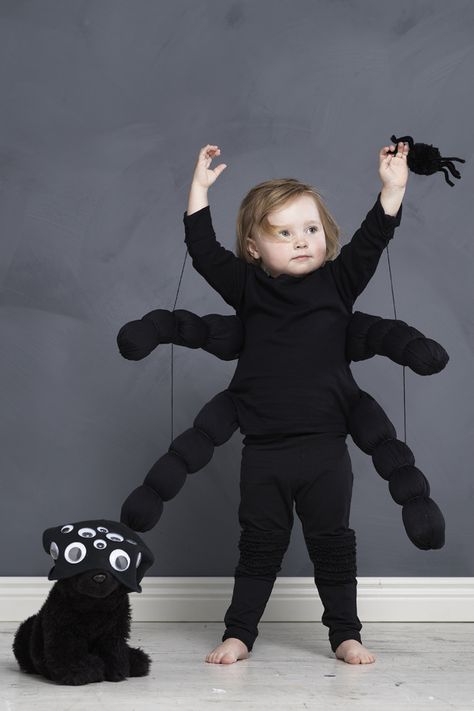 We used an old sweater and some tights to make this cute spider costume for Halloween. #maskerad #utklädnad #spindel #spindeldräkt #enkel #lätt #easy #quick #craft #diy #recycle Spider Costume Diy, Toddler Spider Costume, Spider Costume Kids, Diy Spider Costume, Diy Carnaval, Spider Halloween Costume, Diy Spider, Toddler Boy Halloween Costumes, Spider Costume