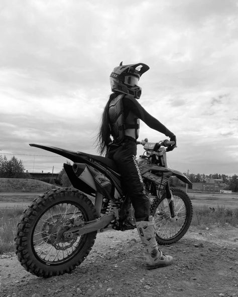 Motocross Photoshoot, Motorcross Girl, Motocross Equipment, Motocross Girls, Dirt Motorcycle, Motocross Love, Dirt Bike Racing, Cool Dirt Bikes, Motorcross Bike