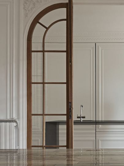 Classic architecture with an arched glass wood wall // Kitchen design Contemporary Style Kitchen, Kitchen Interiors, Arched Doors, Contemporary Farmhouse, French Doors Interior, French Interior, Interior Architect, Interior Barn Doors, Contemporary Bedroom