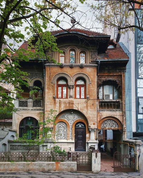 Romanian Revival Architecture, Transylvania Architecture, Romania Architecture, Croatia Architecture, Romanian House, Romanian Architecture, Old Style House, Apartment Exterior, Paint Color Ideas