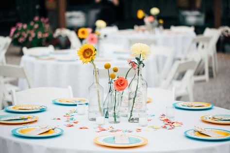 Bright Party Plates and Bud Vases Picture Wedding Centerpieces, Round Table Centerpieces, Simple Table Decorations, Wedding Centerpiece Ideas, Greenery Wedding Centerpieces, Cheap Wedding Centerpieces, Beautiful Wedding Centerpiece, Cheap Wedding Decorations, Simple Wedding Flowers