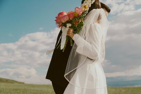 Simple Elegant Backyard Wedding, Wedding Photos With Movement, Garden Party Wedding Photos, Wedding Photos On Film, Retro Wedding Photos, Wes Anderson Wedding Photography, Candid Film Photography, Film Style Wedding Photography, Filmy Wedding Photography