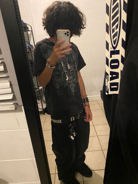 Y2k Skater Clothes, Emo Black Outfits, Alt Skater Outfits, Masc Skater Outfits, Emo White Boy, Emo Aesthetic Outfit Boy, Grudge Boy, 2000 Skater Style, Emo Skater Outfits