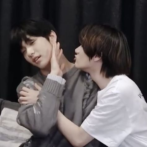 Soobin And Beomgyu Icon, Beomgyu And Soobin, Soobin And Beomgyu, Txt Soobin Beomgyu, Friends Hugging, Back Hug, Beomgyu Icon, Sisters Forever, Txt Soobin