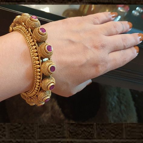 Ruby stones and dotted gold bead pacheli Pacheli Bangle, Kadas Bangles, Beads Bangles, Golden Bangles, Wedding Jewelry Sets Bridal Jewellery, Gold Bridal Necklace, Antique Gold Jewelry Indian, Bridal Jewelry Vintage, Gold Jewelry Simple Necklace