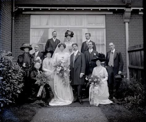 22 Beautiful Photos Show What Edwardian Weddings Looked Like ~ Vintage Everyday Edwardian Wedding Theme, Edwardian Wedding, St Margaret, Vintage Wedding Photos, Vintage Weddings, Black And White Landscape, Vintage Everyday, Blogger Design, Wedding Vintage