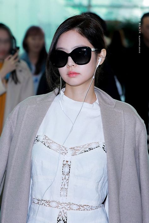 Jennie Attitude, Jennie Airport Style, Jennie Style, Pin Search, Neon Aesthetic, Jennie Kim Blackpink, Eye Wear, Incheon Airport, Blackpink Video