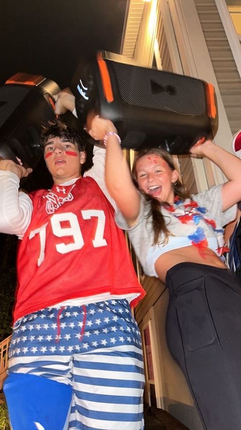 high school party - american school - 4th of july party - dancing candids - party candid American Party Outfit, American Theme Party, High School Party Outfit, American Highschool, High School Party, American Themed Party, Usa Life, High School Parties, School Trips