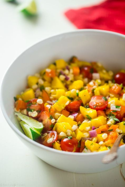 This healthy mango salad has fresh corn and tons of crispy, fresh vegetables! It's the perfect quick and easy, vegan friendly side dish for summer! Sandwich Recipes Healthy, Sweet Corn Recipes, Hummus Sandwich, Mango Slaw, Vegan Coleslaw, Healthy Sandwich Recipes, Avocado Salat, Mango Recipes, Mango Salad