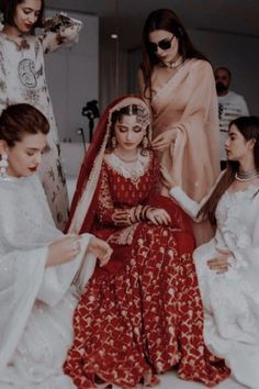 Bride Posing, Bridesmaid Poses, Bridesmaid Pictures, Best Wedding Photos, Bridesmaid Photoshoot, Red Bridal Dress, Desi Wedding Dresses, Bride Photography Poses, Bridal Lehenga Collection