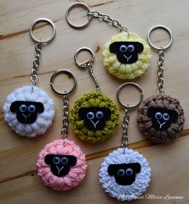 Sheep Keychain Crochet Pattern, Crochet Sheep Keychain, Diy Keyrings, Small Crochet Gifts, Sheep Crafts, Crochet Sheep, Crochet Keychain Pattern, Beginner Crochet Projects, Easter Crochet