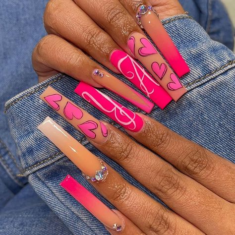 𝑴𝒐𝒐𝒌¡𝒆✨ on Instagram: “Send this to your girl to let her know you want your initials on her nails💋 Don’t forget to pay for them too!🤣🥰 #pinknails…” Acrylic Inspiration, August Nails, Ballet Nails, Heart Nail, Nagel Tips, Long Nail, Nail Type, Coffin Press On Nails, New Nail Art