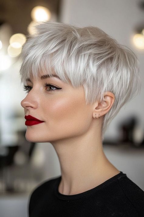 Shorthair Bangs, Stacked Inverted Bob, Inverted Bob Haircut, Short Haircuts Ideas, Short Haircuts With Bangs, Short Choppy Haircuts, Chic Short Hair, Haircuts Ideas, Short Silver Hair