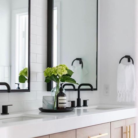 Darby Wallis Design on Instagram: "If you love the look of several metal finishes for your bathroom or kitchen and can't decide on just one, do what we do and mix it up! We're sharing exactly what we did in this bathroom remodel to make it super easy for you. 🎉 We used matte black for the plumbing fixtures, mirrors, towels hooks and TP holder. We mixed in matte gold in the cabinet hardware, lighting, shower door handle and hinges. Just the right amount of contrast to keep things fun! FYI, met Black Fixtures Bathroom, Gold Hardware Bathroom, Black Hardware Bathroom, Black Shower Fixtures, Plumbing Fixtures Bathroom, Gold Bathroom Fixtures, Black Faucets, Shower Door Handle, Gold Cabinet Hardware