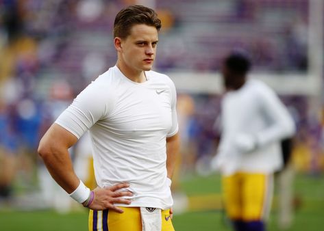 Joe Burrow Joe Burrow Shirtless, Joe Burrow Aesthetic, Fashion Designer Salary, Joe Borrow, Cincinnati Bengals Football, Football Books, Bengals Football, Lsu Football, Joe Burrow