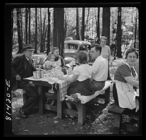 These 15 Candid Photos Show What Life Was Like In Massachusetts In the 1940s Frank Lloyd Wright Usonian, 1940s Photos, Alfred Eisenstaedt, New Bedford, Enjoy The Sunshine, Vintage Camping, Going Out Of Business, Yesterday And Today, Lake Life