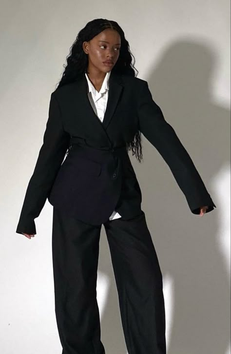 Trendy Formal Outfits For Women, Formal Outfits For Women Presentation, Blazer And Shirt Outfit Women, Business Woman Outfits Classy Chic, Quiet Luxury Outfits Women Summer, Outfit Costume Femme, Black Suit Women Aesthetic, All Black Formal Outfits For Women, Sophisticated Outfits Black Women