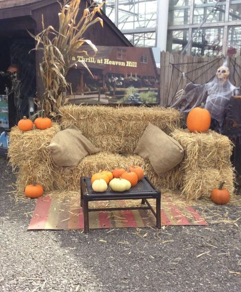 Straw Bale Maze, Straw Bales Decorations Fall, Pumpkin Patch Photo Op Ideas, Fall Hay Bale Decor, Hay Bale Maze, Downtown Halloween, Halloween Hay Bale, Fall Bonfire Party, Hay Bale Decor