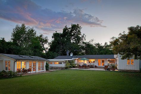 Ranch house in CA - cute guest house California Rancher, California Ranch Style Homes, Rancher Homes, California Ranch, Ranch Exterior, Home Bunch, Modern Ranch, Main Door Design, Home Exterior