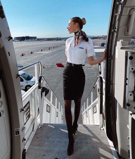 Cabin Crew Jobs, Become A Flight Attendant, Spain Valencia, Flight Girls, Airline Cabin Crew, Stewardess Uniform, Flight Attendant Fashion, Flight Attendant Uniform, Flight Attendant Life