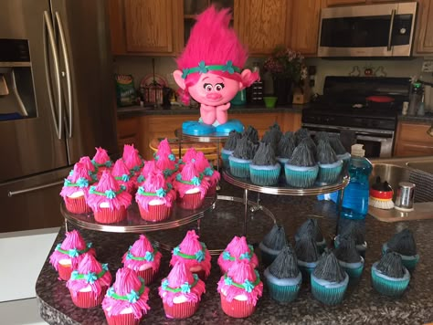 Trolls Birthday Cupcakes, Trolls Cupcake Ideas, Trolls Cupcakes, Trolls Dessert Table, Trolls World Tour Birthday Cake, Trolls Birthday Party Ideas, Troll Party Decorations Diy, Trolls Band Together Party, Diy Trolls Birthday Party