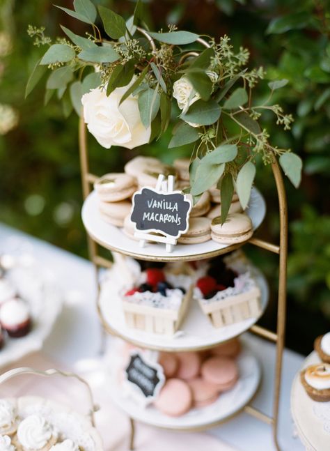 Baby Shower Table Set Up, Parisian Baby Showers, French Baby Shower, Paris Baby Shower, Flower Desserts, Table Photography, Bebe Shower, Entertaining Tips, Classy Baby Shower